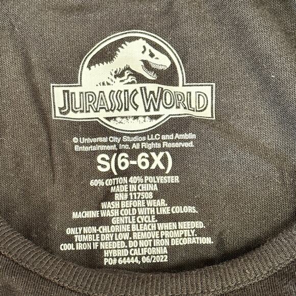 New Jurassic World Long Sleeve Graphic Tee Shirt Small 6/6x - Picture 2 of 3